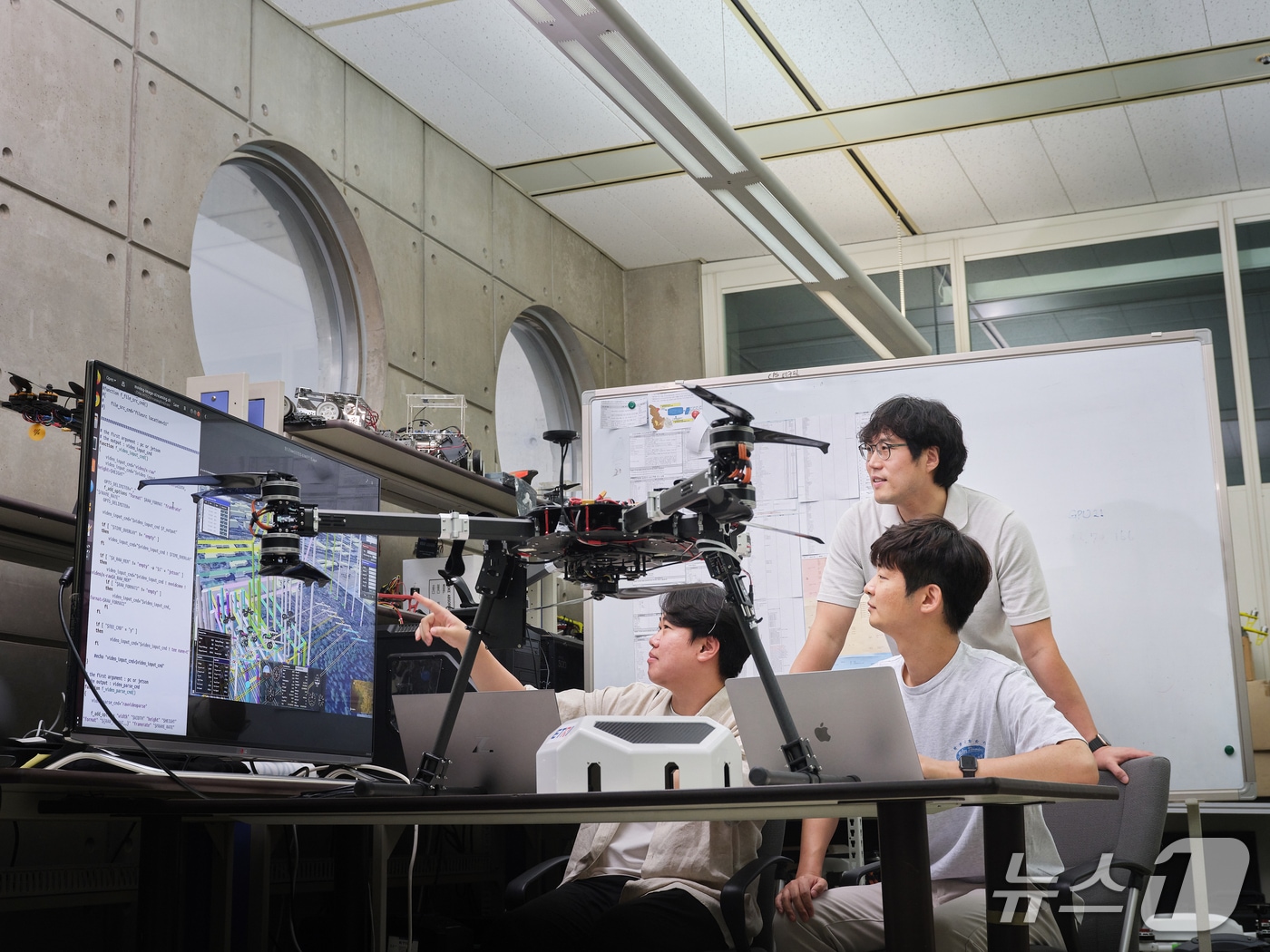 DNA+드론 시스템의 실시간 자율비행 알고리즘 작동 상태를 점검하는 ETRI 연구진&#40;ETRI 제공&#41; /뉴스1