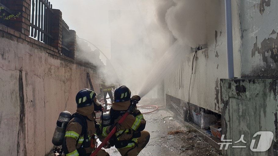 지난 1일 오전 11시1분쯤 울진군 울진읍 읍내리의 아파트 1층에서 불이 나 소방 당국이 진화하고 있다.(경북소방본부 제공. 재판매 및 DB 금지)2025.12.2/뉴스1