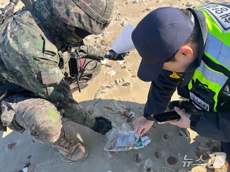 태안해경과 군이 해안가에서 마약류 유입 차단을 위한 합동점검을 하고 있는 모습. (태안해경 제공, 재판매 및 DB금지) / 뉴스1