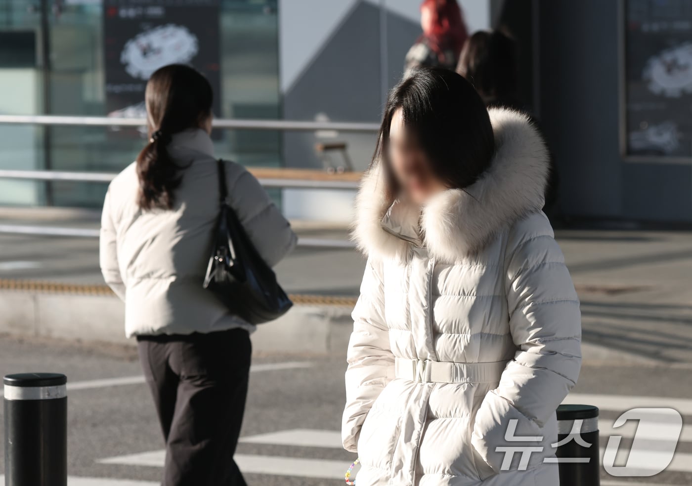 전국 대부분 지역이 0도 안팎으로 내려간 2일 경기 수원시 권선구 수원역환승센터에서 시민들이 두터운 옷을 입고 출근하고 있다. 2025.12.2/뉴스1 ⓒ News1 김영운 기자