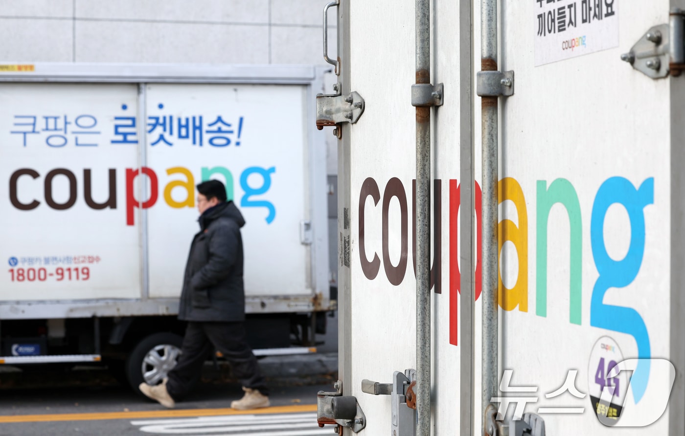 국내 최대 이커머스 업체 쿠팡에서 역대 최대 규모인 약 3370만 개의 고객 계정 정보 유출 사고가 발생했다. 이번 유출에는 이름·전화번호·배송지 등 신상정보가 포함된 것으로 알려져 소비자들 사이에서 2차 피해 우려도 확산하고 있다. 사진은 2일 서울에 한 쿠팡 물류센터 앞에 쿠팡카&#40;쿠팡 배송트럭&#41;들이 주차돼 있는 모습. 2025.12.2/뉴스1 ⓒ News1 이호윤 기자