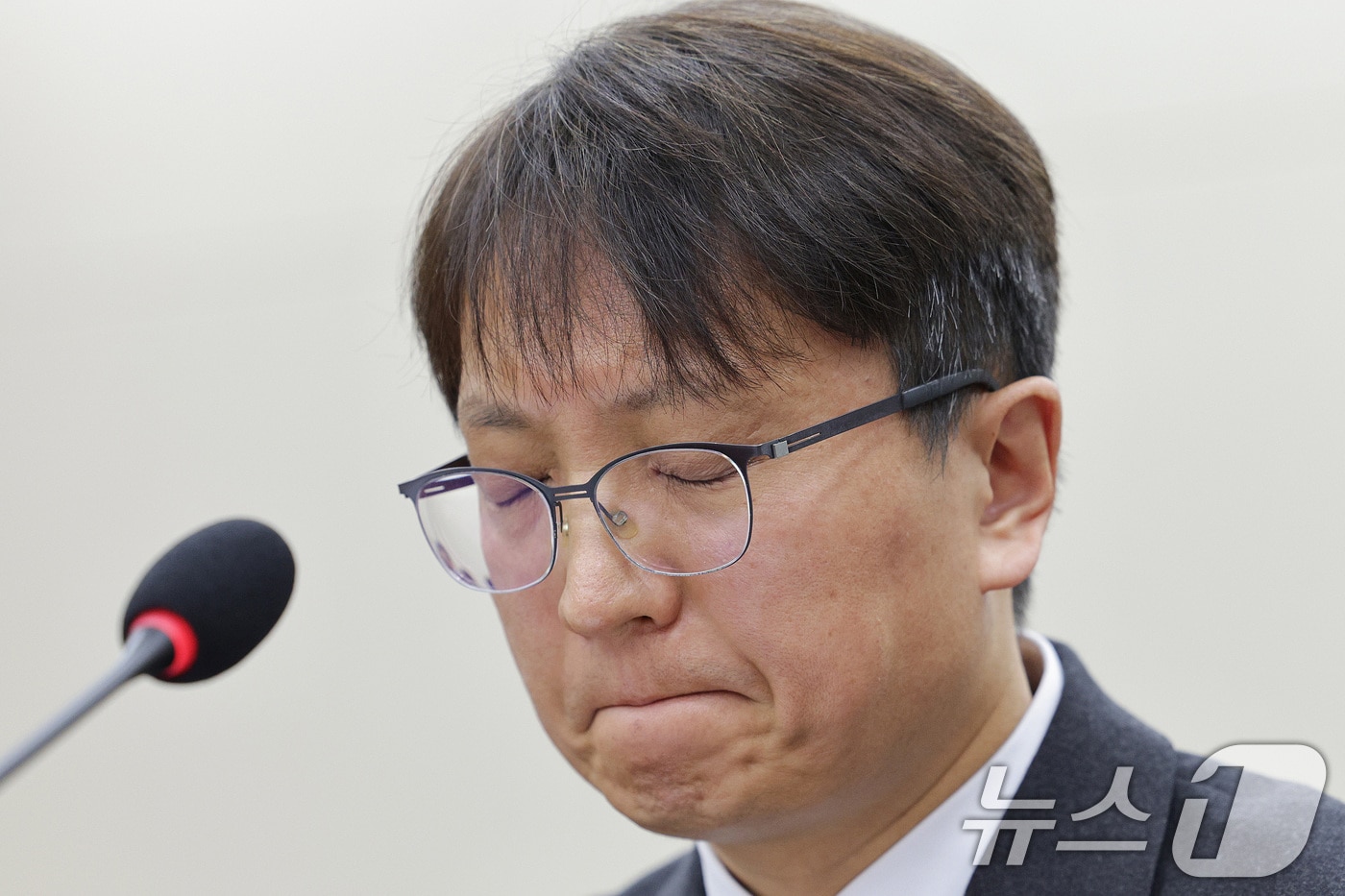 박대준 쿠팡 대표이사가 2일 서울 여의도 국회 과학기술정보방송통신위원회에서 열린 쿠팡 침해사고 관련 현안 질의에서 생각에 잠겨 있다. 2025.12.2/뉴스1 ⓒ News1 신웅수 기자