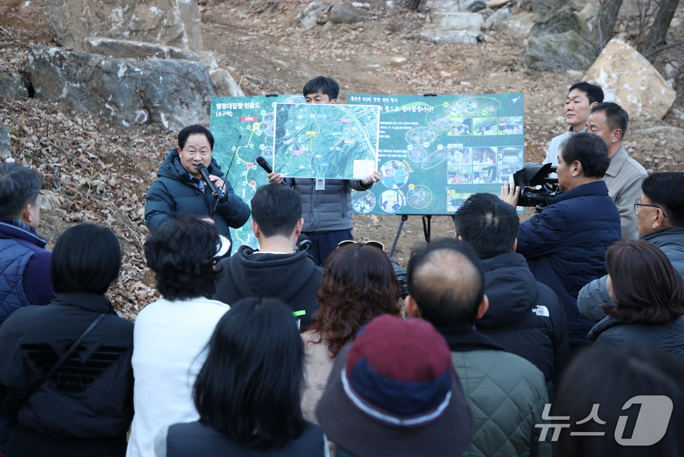 주광덕 남양주시장이 불암산 불법 시설물 행정대집행 후 주민들과 소통하는 모습 &#40;사진=남양주시&#41; /뉴스1