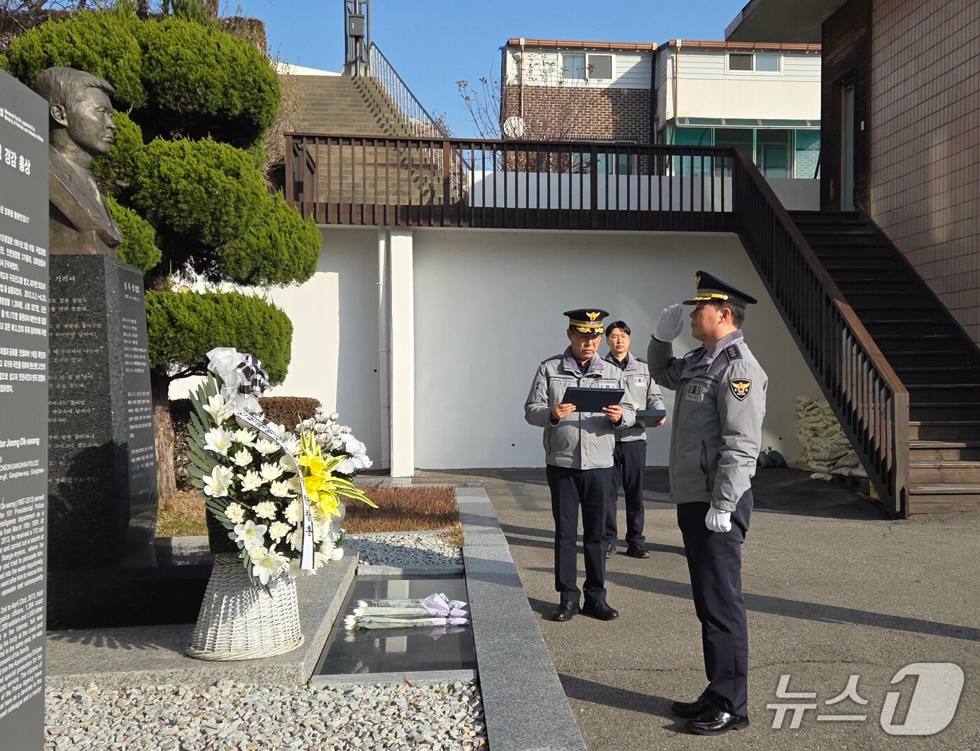 한창훈 인천경찰청장이 故 정옥성 경감을 추모하고 있다(인천경찰청 제공/뉴스1)