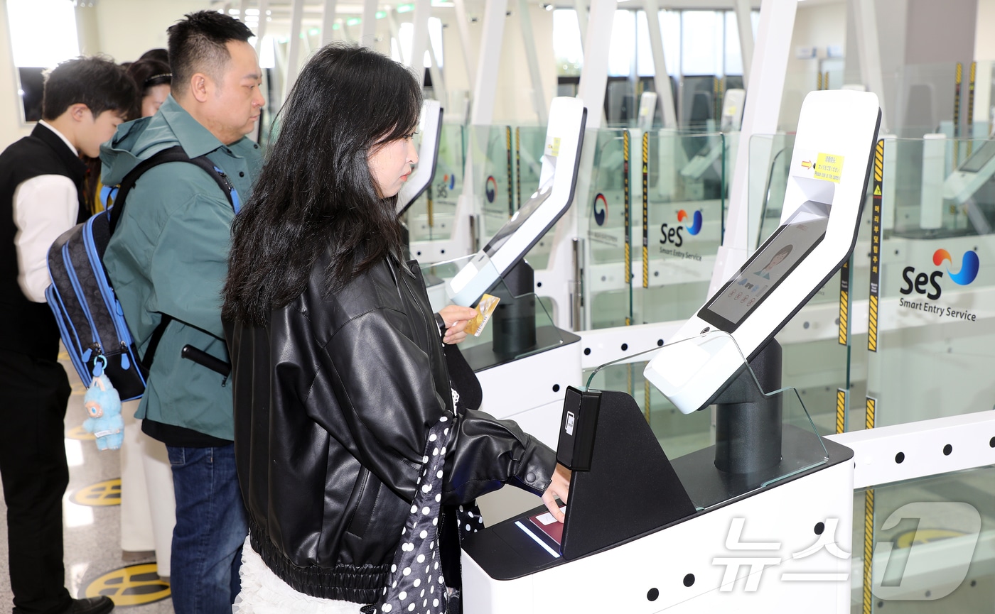 제주 서귀포시 강정동 강정크루즈여객터미널에서 크루즈 관광객들이 국내 첫 자동 출입국 심사대를 이용하고 있다. 2025.12.2/뉴스1 ⓒ News1 오미란 기자
