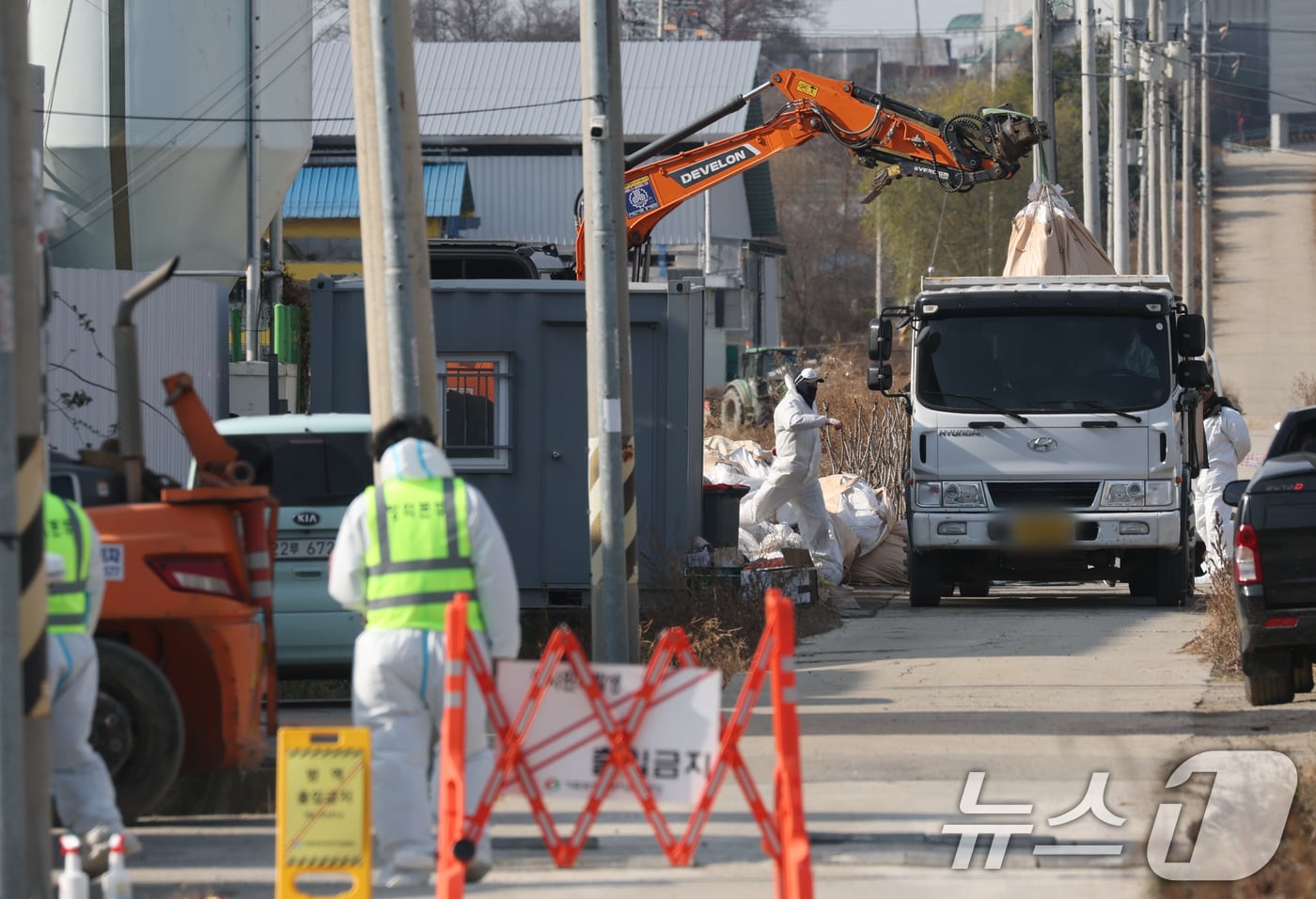 2일 경기 평택시 평택시의 한 산란계 농장에서 H5형 조류인플루엔자 항원이 확인돼 방역당국이 통제 및 방역 작업을 하고 있다. 중앙사고수습본부는 조류인플루엔자 확산 방지를 위해 경기도 전역과 평택시와 인접한 충남 천안·아산시의 산란계 관련 농장, 축산시설, 축산차량 등에 대해 이날 0시부터 24시간 동안 일시 이동중지 명령을 내렸다. 2025.12.2/뉴스1 ⓒ News1 김영운 기자