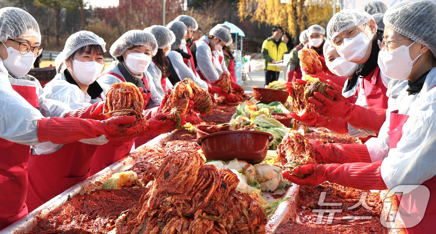 전북 혁신도시 이전 공공기관 합동 2025 사랑의 김장 나눔 행사가 열린 2일 전북 전주시 한국국토정보공사 본사 앞 광장에서 국민연금공단 직원들이 김장을 하고 있다. 2025.12.2/뉴스1 ⓒ News1 유경석 기자