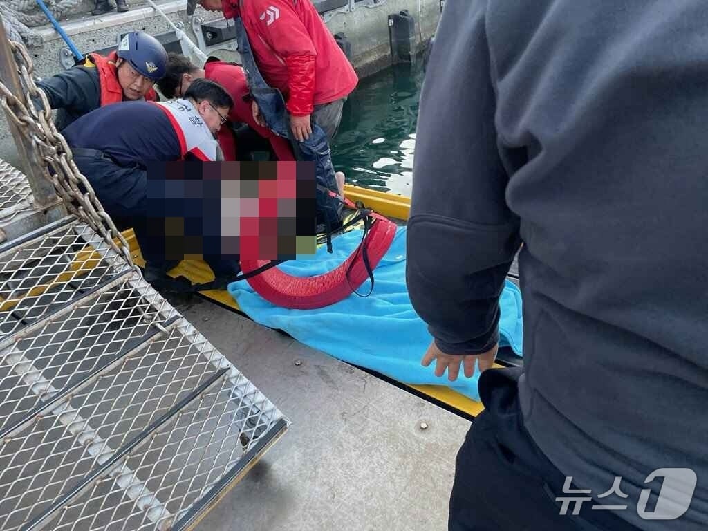 해경이 2일 오후 부산 하리항에 빠진 50대 작업자를 구조하고 있다.(부산해경 제공. 재판매 및 DB 금지)