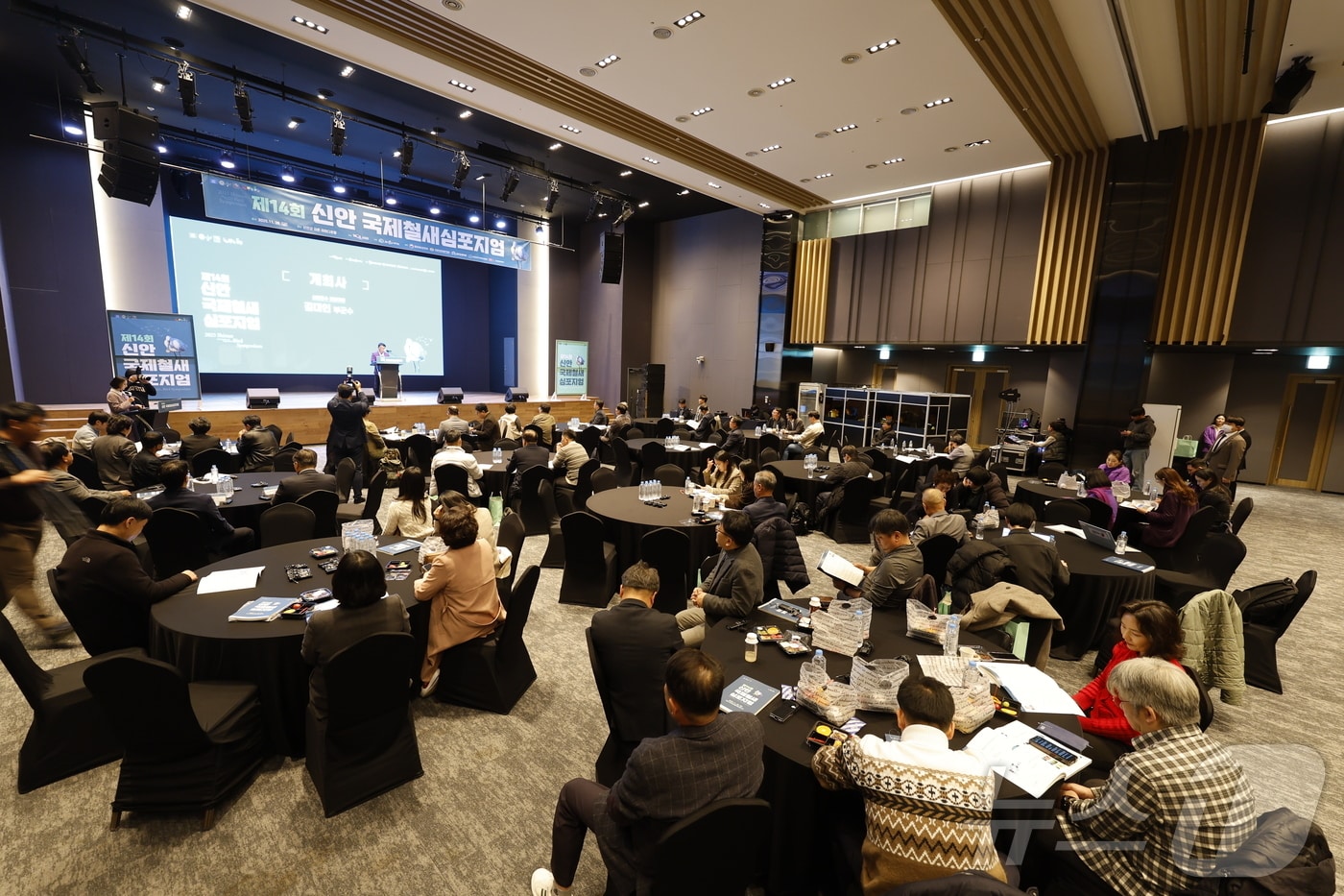 제14회 신안 국제철새심포지엄에서 김대인 군수 권한대행이 축사를 하고 있다. &#40;신안군 제공. 재판매 및 DB금지&#41; /뉴스1 
