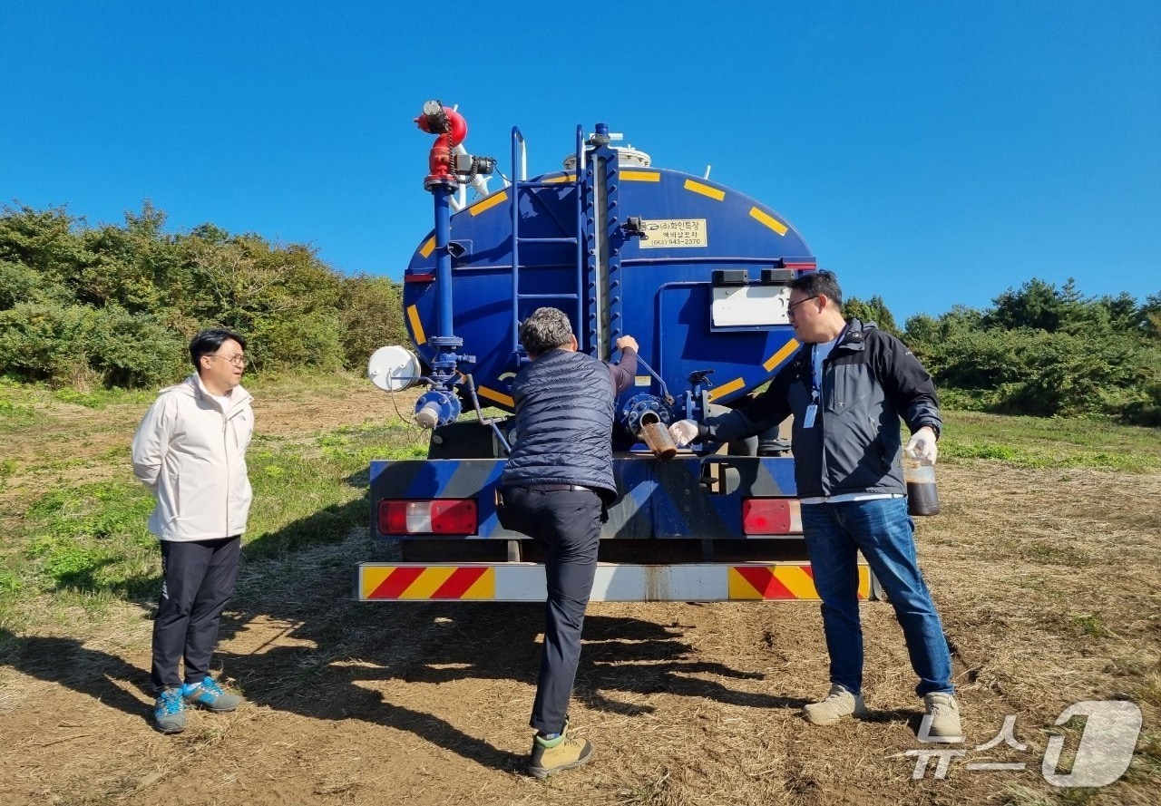 제주시 관계자가 가축분뇨 관련 사업장을 점검하는 모습.(제주시 제공. 재판매 및 DB 금지)