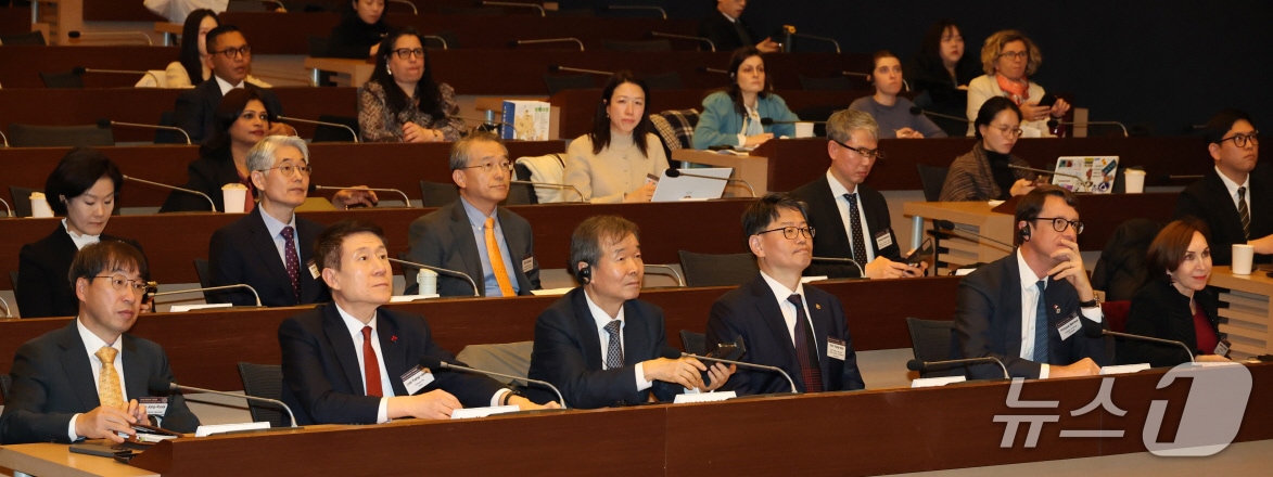 이강덕 경북 포항시징이 2일 서울 대한상공회의소에서 열린 제1회 동아시아 기후대화에 참석해 국내외 기후 외교 리더들과 교류했다. &#40;포항시제공, 재판매 및 DB금지0 2025.12.2/뉴스1