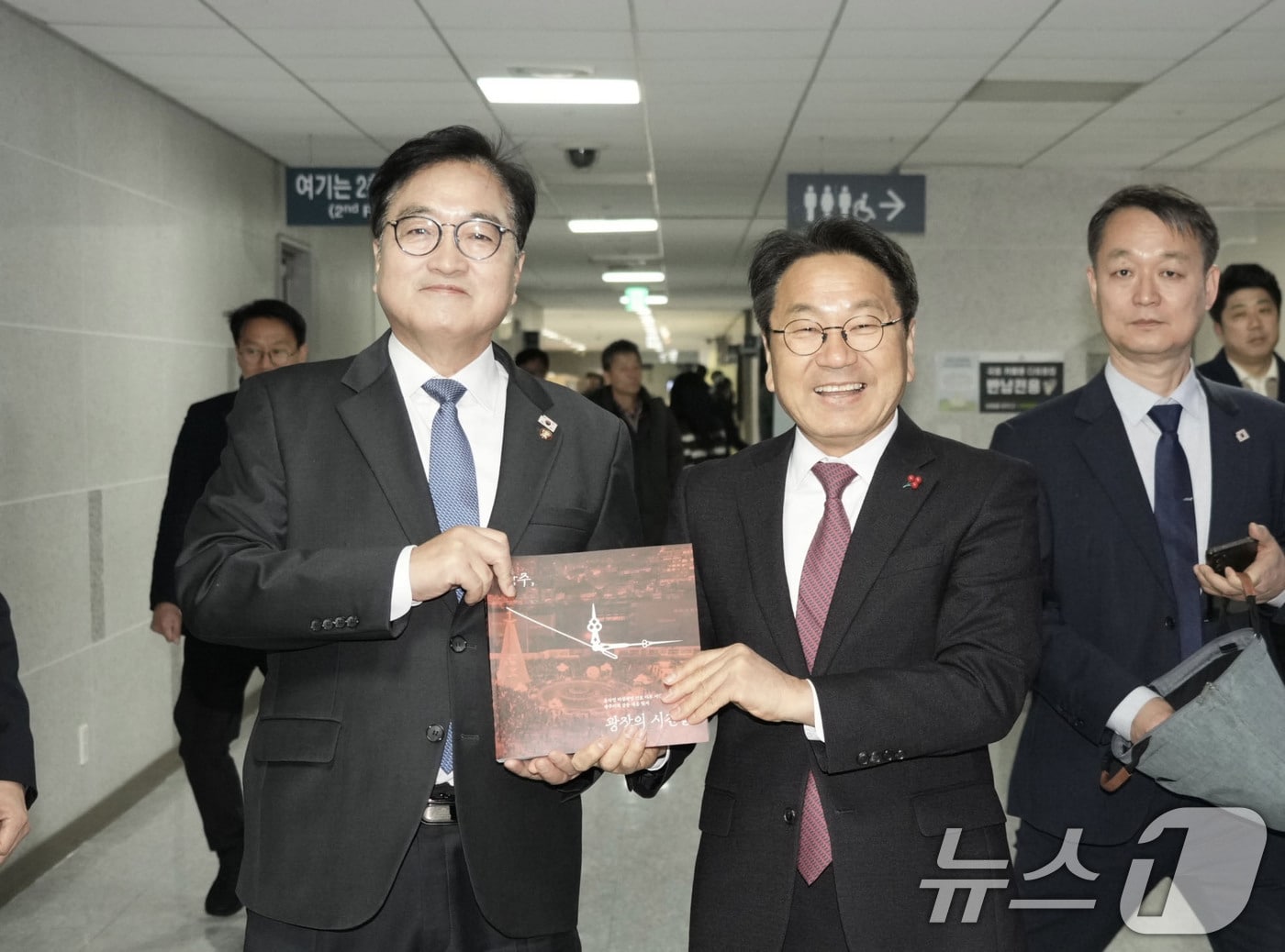 강기정 광주시장이 2일 국회 의원회관에서 우원식 국회의장에게 윤석열 비상계엄 선포 이후 시민사회와 광주시의 공동 대응 일지인 '광주, 광장의 시간들'을 전달한 후 기념촬영을 하고 있다.(광주시 제공. 재판매 및 DB 금지) 2025.12.2/뉴스1 ⓒ News1