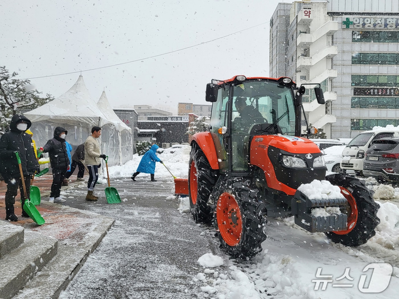 강원 양양지역 제설작업 자료사진.&#40;양양군 제공, 재판매 및 DB 금지&#41; 2025.12.2/뉴스1