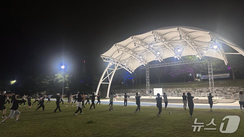 강원 동해시 전천강변 달빛운동교실 운영 모습.(동해시 제공, 재판매 및 DB 금지) 2025.12.2/뉴스1