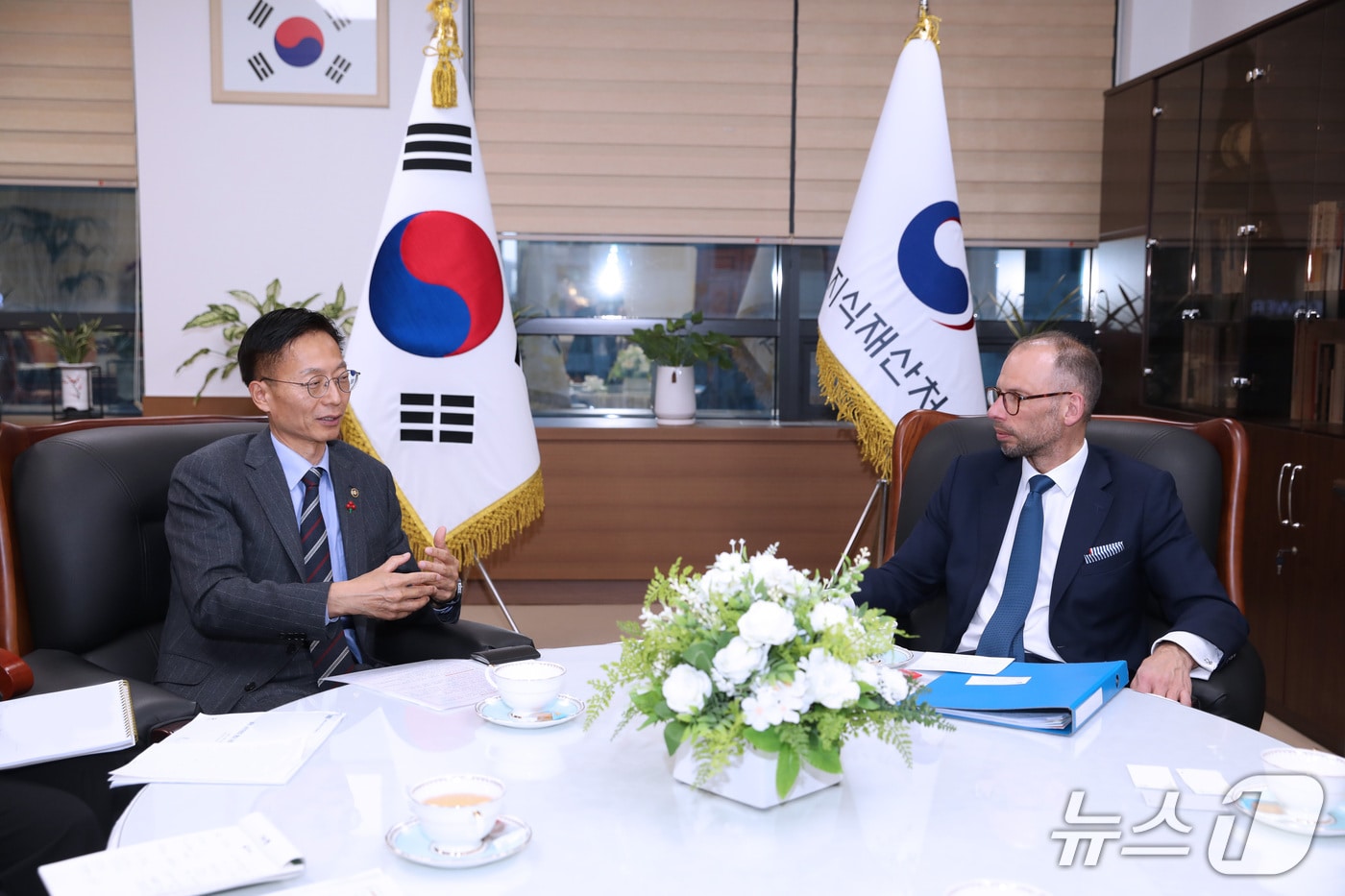 김용선 지식재산처장(왼쪽)이 앤드루 스테인즈(Andrew Staines) WIPO 사무차장보와 환담을 하고 있다.(지식재산처 제공.재판매 및 DB금지)/뉴스1