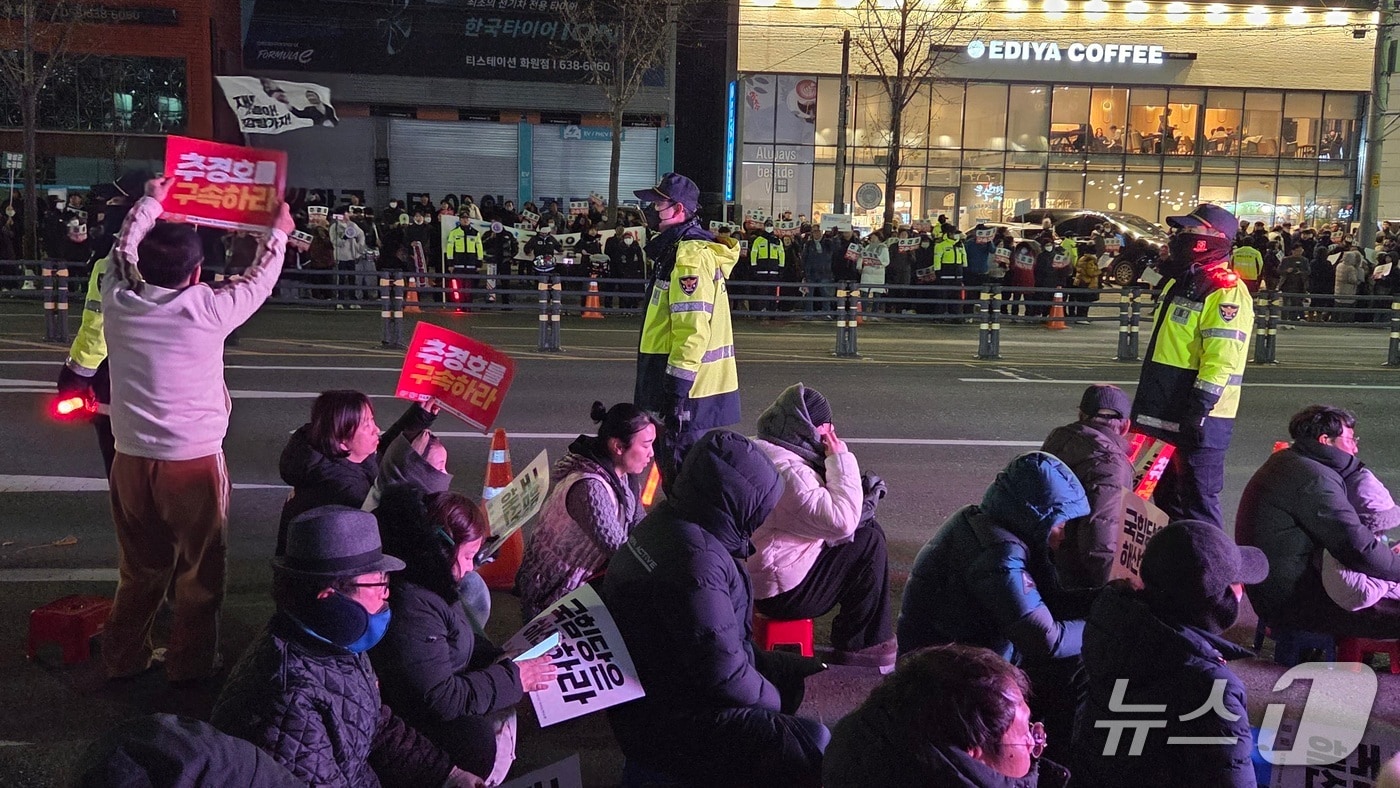 2일 오후 대구 달성군 화원읍 추경호 의원 사무소 인근에서 구속 여부를 놓고 찬반 집회가 열렸다. 2025.12.2/뉴스1 ⓒ News1 이성덕 기자