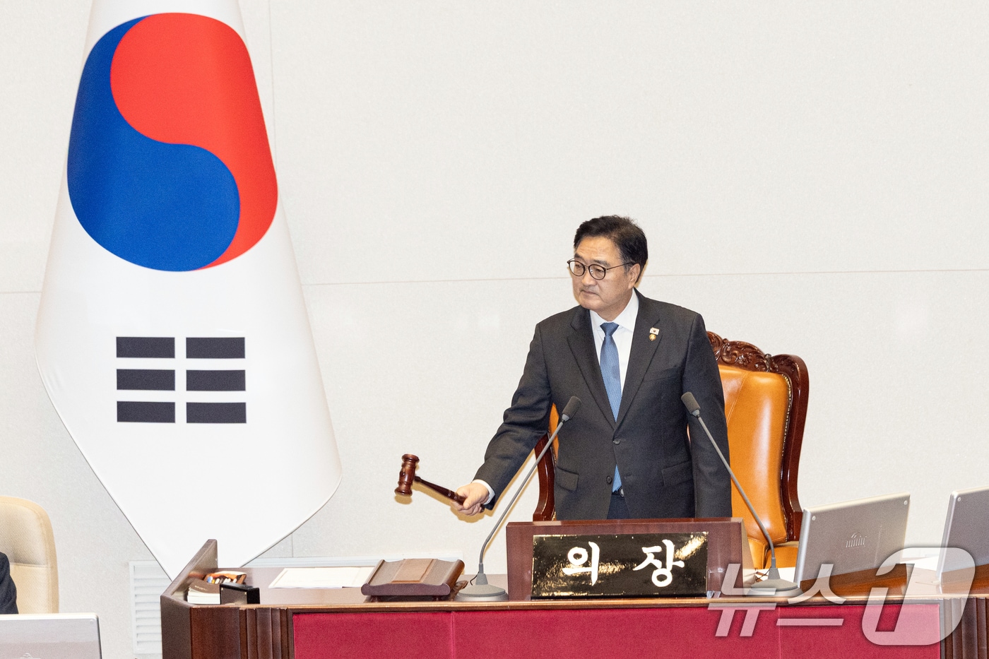 2일 서울 여의도 국회에서 열린 제429회 국회&#40;정기회&#41; 제14차 본회의에서 우원식 국회의장이 의사봉을 두드리고 있다. 2025.12.2/뉴스1 ⓒ News1 이승배 기자