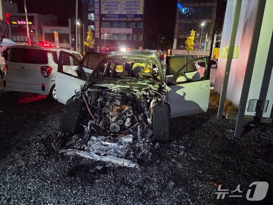 28일 0시 12분께 울산 남구 달동 한 모델하우스 인근에 주차된 차량에서 화재가 발생해 소방 당국이 20여 분만에 진화했다.&#40;울산소방본부 제공. 재판매 및 DB금지&#41;/뉴스1