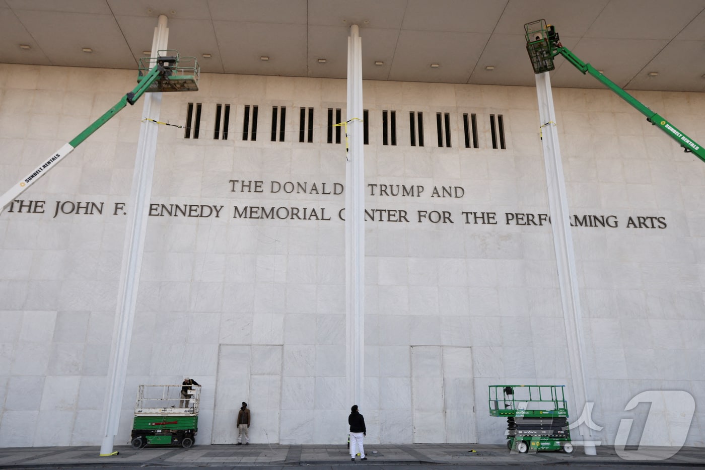 19일(현지시간) 미국 워싱턴DC에 위치한 존 F. 케네디 공연예술센터 외벽에 도널드 트럼프 대통령의 이름이 새로 추가돼 있다. 센터 이사회는 전날 기관 명칭을 '도널드 J. 트럼프 & 존 F. 케네디 메모리얼 공연예술센터'로 변경하기로 결정했다. 2025.12.19. ⓒ 로이터=뉴스1 ⓒ News1 류정민 특파원