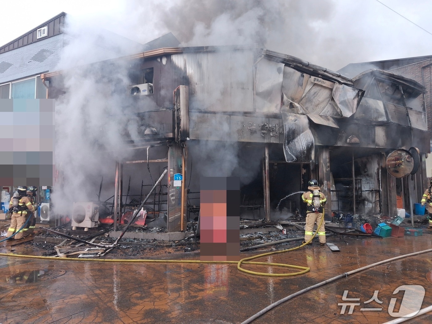 영암 중식당 화재 진화 모습.(영암소방서 제공. 재판매 및 DB금지) 2025.12.20/뉴스1