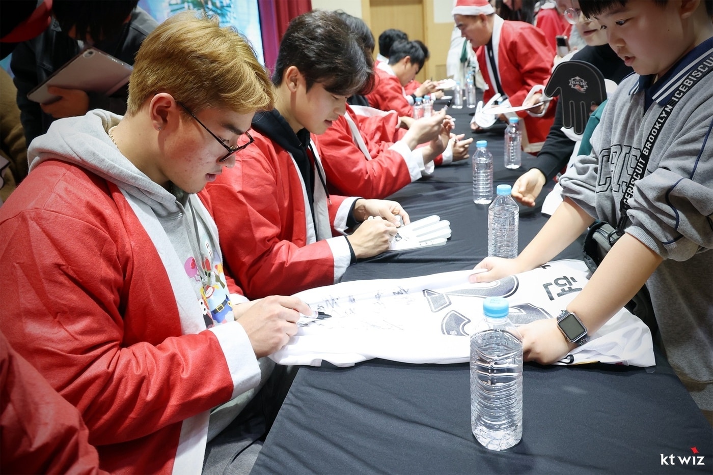 KT 위즈가 지난 19일 수원시청에서 사랑의 산타 이벤트를 진행했다. (KT 제공)