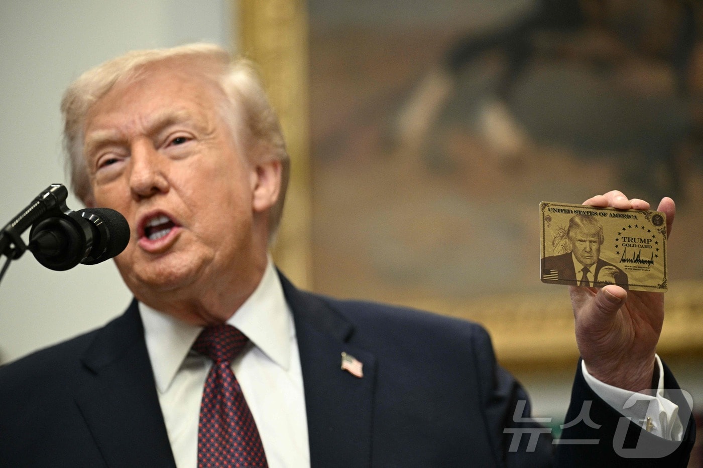 도널드 트럼프 미국 대통령이 지난해 12월 워싱턴DC 백악관 루스벨트룸에서 '트럼프 골드 카드'를 들고 있다. 2025.12.19 ⓒ AFP=뉴스1