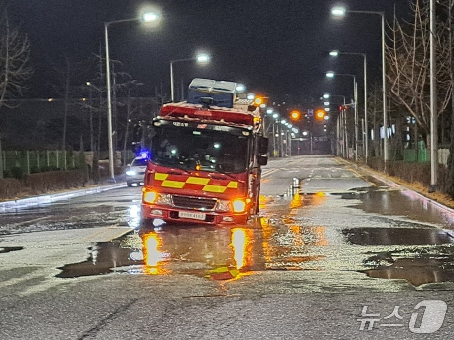 대전 유성구 관평동 도로에서 싱크홀이 발생 소방차 앞바퀴가 빠져 있다.(대전경찰청 제공. 재판매 및 DB금지)/뉴스1