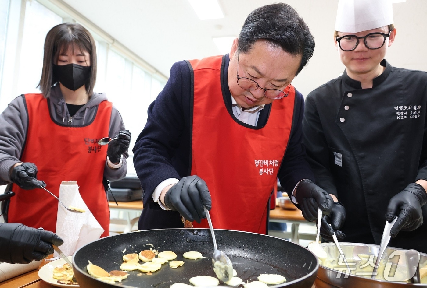 이장우 대전시장이 급식봉사를 하고 있다.(대전시 제공. 재판매 및 DB금지)/뉴스1