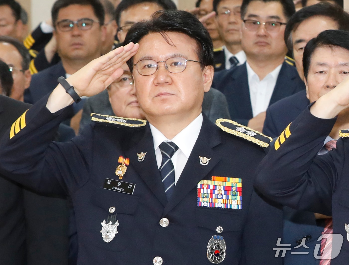 황운하 의원이 대전경찰청장 재직시절 거수경례를 하는 모습.(뉴스1 DB) /뉴스1 ⓒ News1