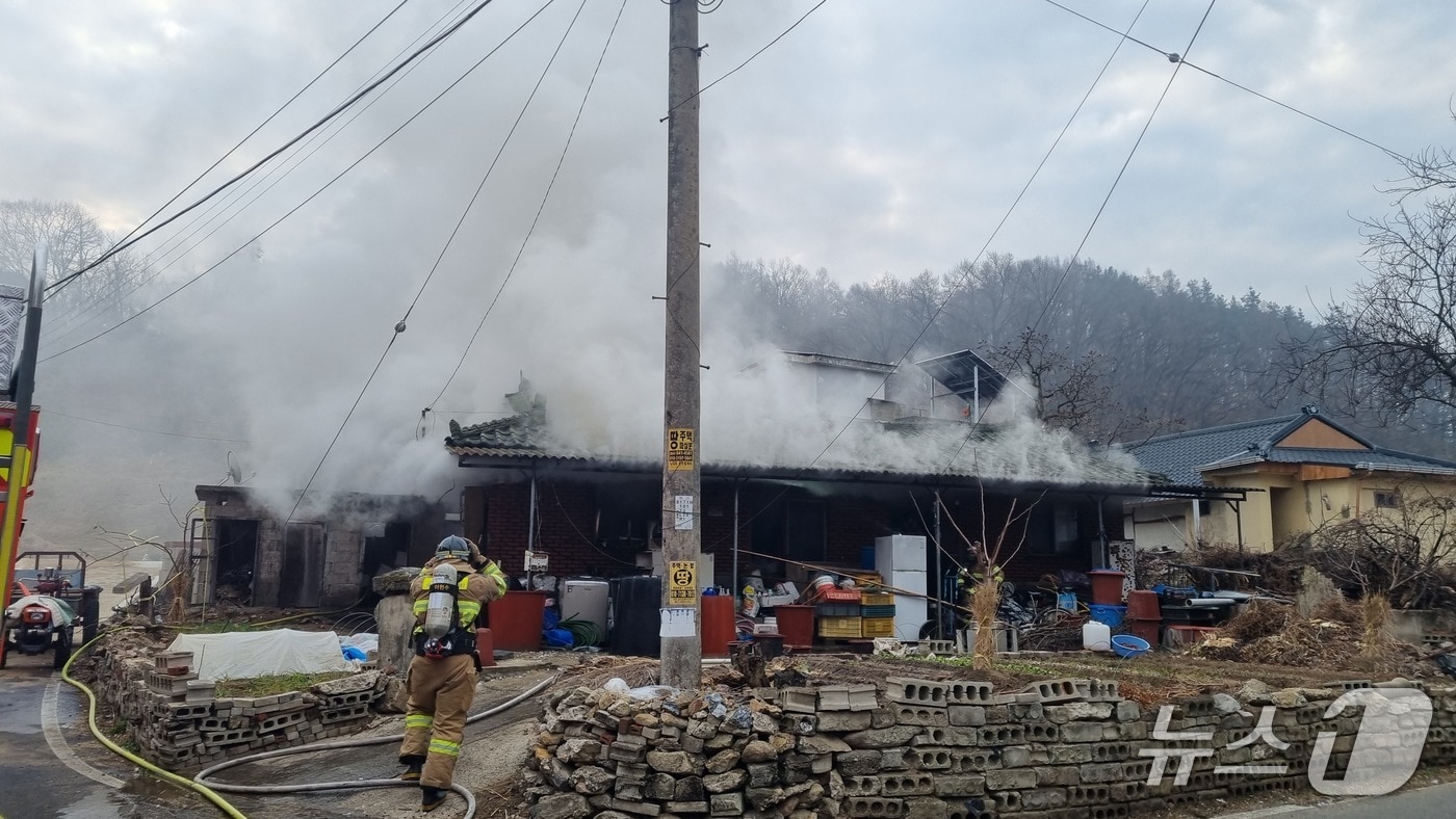 20일 오전 8시 31분쯤 경북 안동 풍산읍의 한 주택에서 원인을 알수 없는 불이 나 소방 당국이 진화하고 있다. (경북소방안전본부 제공. 재판매 및 DB 금지) 2025.12.20/뉴스1