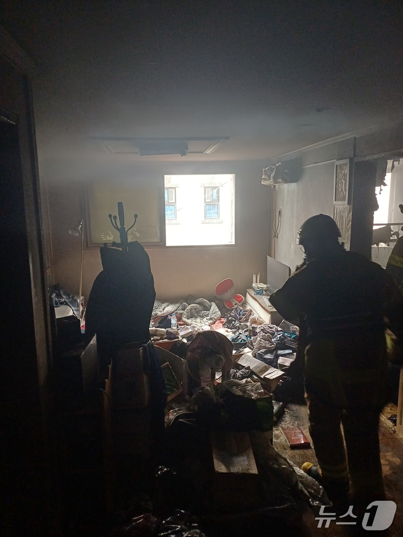 20일 낮 12시 7분쯤 경북 포항 죽도동의 한 4층짜리 원룸 2층에서 불이 났다. (경북소방안전본부 제공. 재판매 및 DB 금지) 2025.12.20/뉴스1