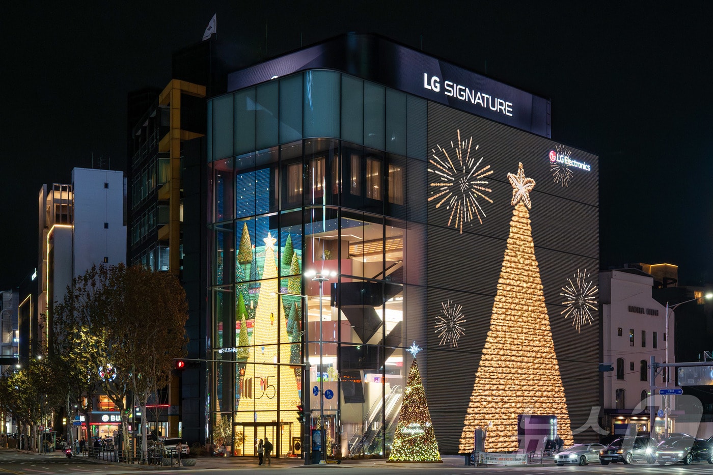 LG전자가 서울 강남구 도산대로에 위치한 ‘LG전자 플래그십 D5’ 외벽에 크리스마스를 주제로 한 미디어 파사드를 공개한다고 21일 밝혔다. 가로 20m, 세로 28m 규모의 미디어 파사드에는 크리스마스 트리와 겨울 감성을 느낄 수 있는 영상 콘텐츠가 상영된다. 운영 시간은 동절기 기준 매일 오후 4시 30분부터 10시까지다. (LG전자 제공. 재판매 및 DB 금지)