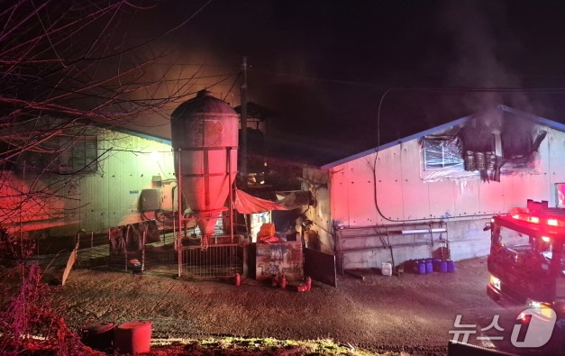 21일 오전 4시 17분께 임실군 신평면 가덕리의 한 돈사에서 불이 났다.(전북소방본부 제공, 재판매 및 DB 금지)/뉴스1