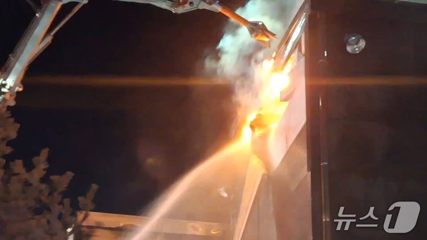 20일 오후 8시 53분쯤 충북 청주시 청원구 오창읍 한 동물 사료 제조 업체에서 불이 나 3억 4000여만 원의 재산 피해가 났다.(충북소방본부 제공. 재판매 및 DB금지)/뉴스1