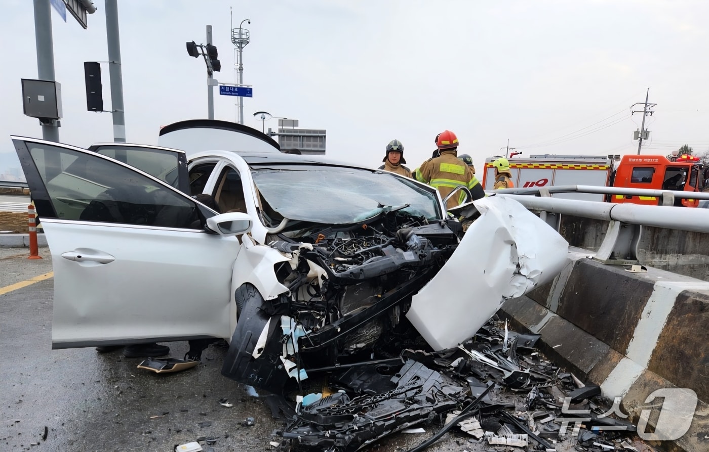 20일 경남 거창 송정교차로에서 승용차가 가드레일을 충격해 3명이 숨지고 1명이 중상을 입었다. 사진은 사고 현장 모습.(독자 제공. 재판매 및 DB금지)