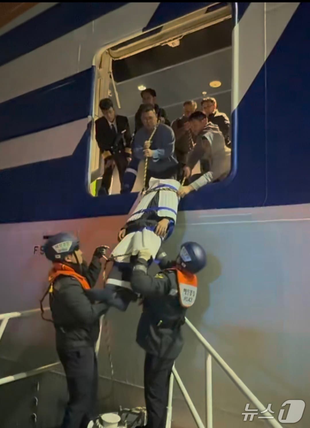 21일 오전 1시 59분쯤 부산 수영만 해상에 정박 중이던 크루즈선에서 60대 승객이 선내 계단에서 추락해 해경이 병원 이송을 돕고 있다.(부산해경 제공. 재판매 및 DB금지)