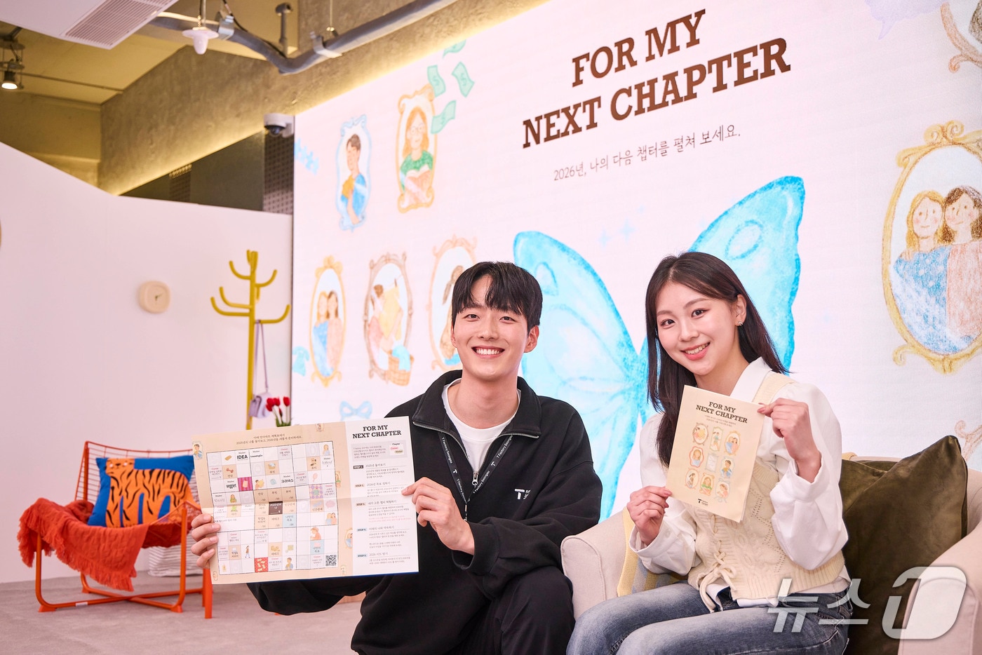 SK텔레콤 모델들이 T 팩토리 성수에서 신규 전시 '포 마이 넥스트 챕터'를 소개하고 있다. 2025.12.21/뉴스1(SKT 제공)