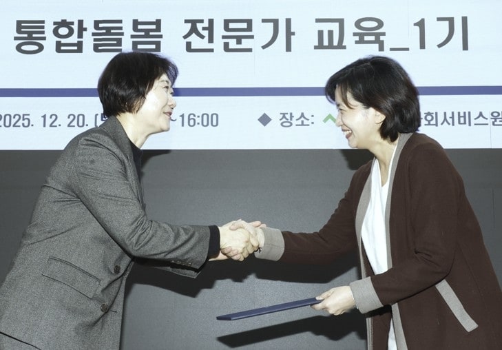  이스란 제1차관(왼쪽), 통합돌봄 전문가 위촉장 수여식 참석. (보건복지부 제공)