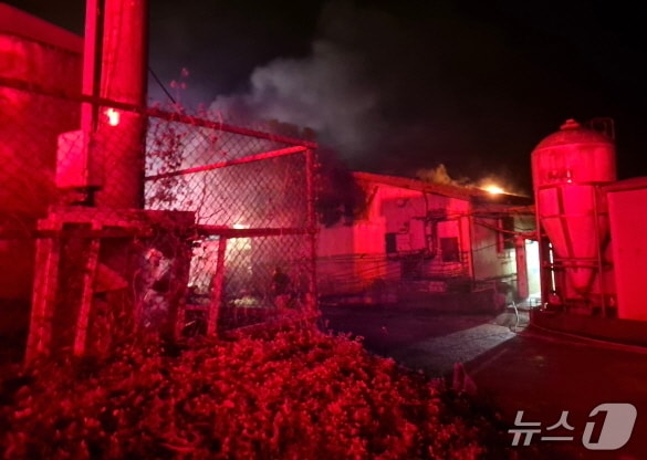 21일 오전 4시 17분께 임실군 신평면 가덕리의 한 돈사에서 불이 났다.(전북소방본부 제공, 재판매 및 DB 금지)/뉴스1