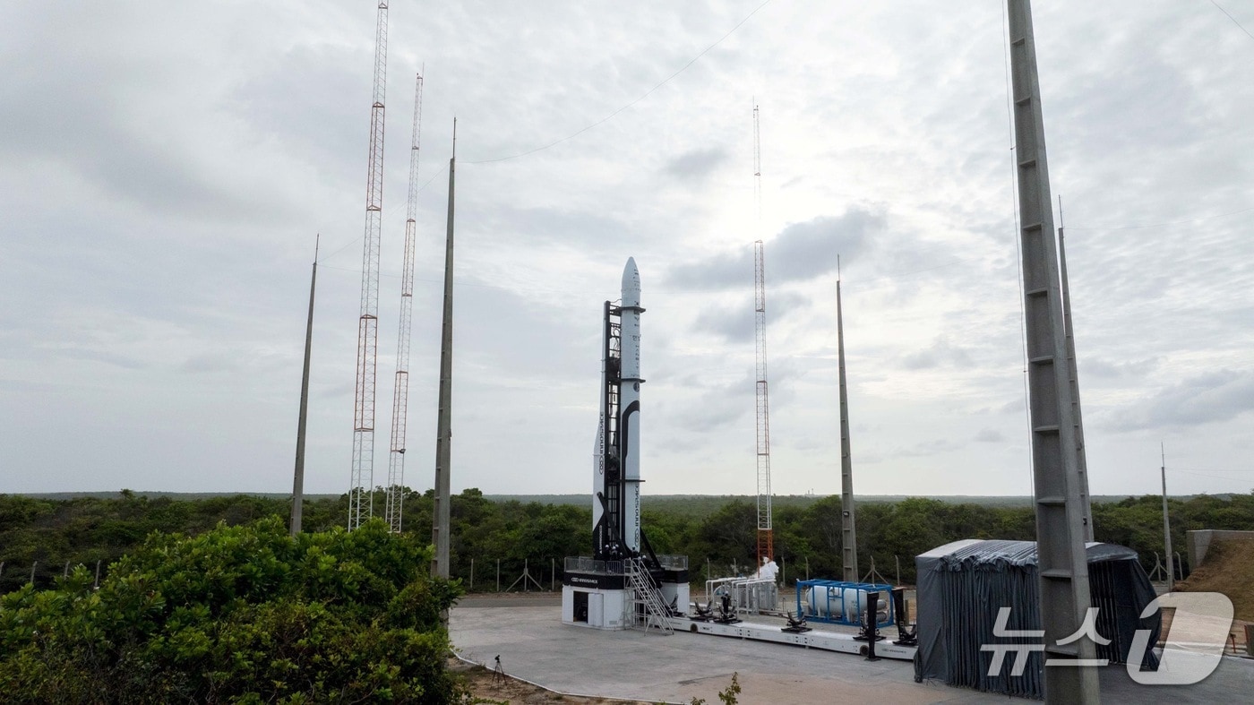 한국시간 20일 오전 4시 35분 브라질 알칸타라 우주센터서 첫 상업 발사 준비를 앞두고 있는 이노스페이스의 로켓 '한빛-나노'가 기립한 모습.(이노스페이스 제공)/뉴스1