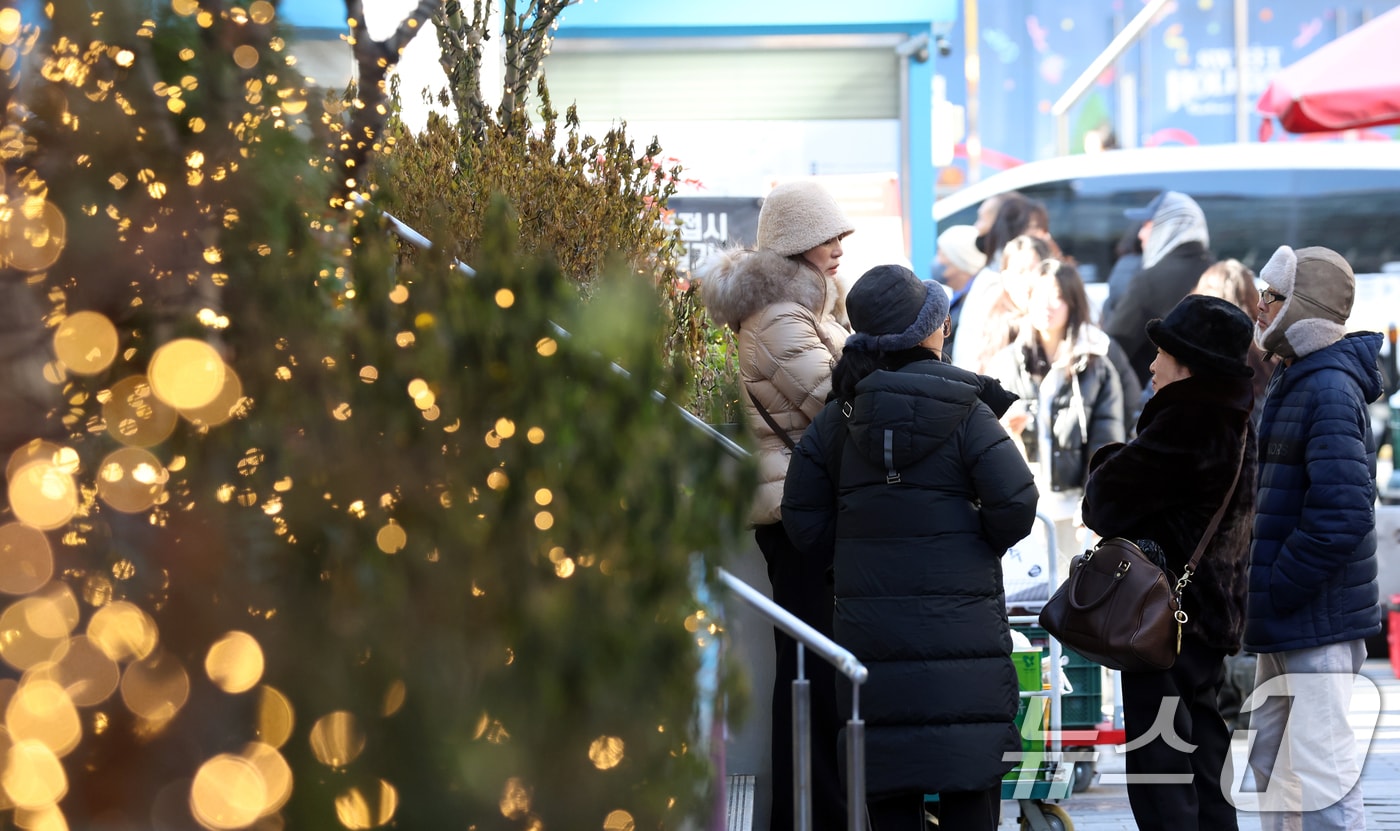 휴일인 21일 서울 명동에서 시민들이 추운 날씨속에서 연말을 보내고 있다. 이날 서울 낮기온은 2도를 보였다. 한편 연중 밤의 길이가 가장 긴 동지(冬至)인 22일은 아침 기온이 낮아 쌀쌀하다가 오후부터 평년 기온을 회복한다고 기상청은 예보했다. 2025.12.21/뉴스1 ⓒ News1 김명섭 기자