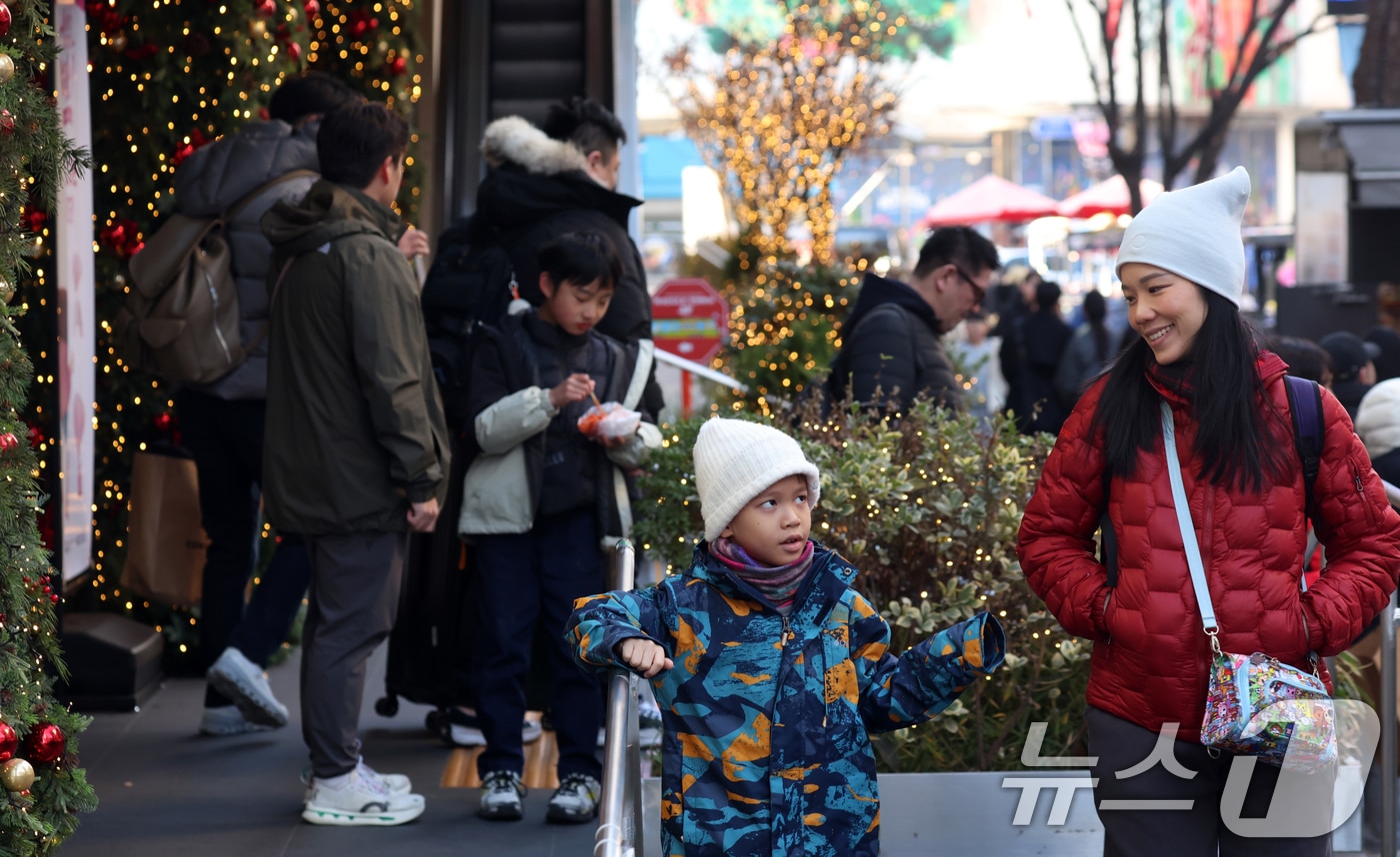 서울 명동에서 외국인 관광객들이 추운 날씨속에서 연말을 보내고 있다(자료사진)/뉴스1 DB