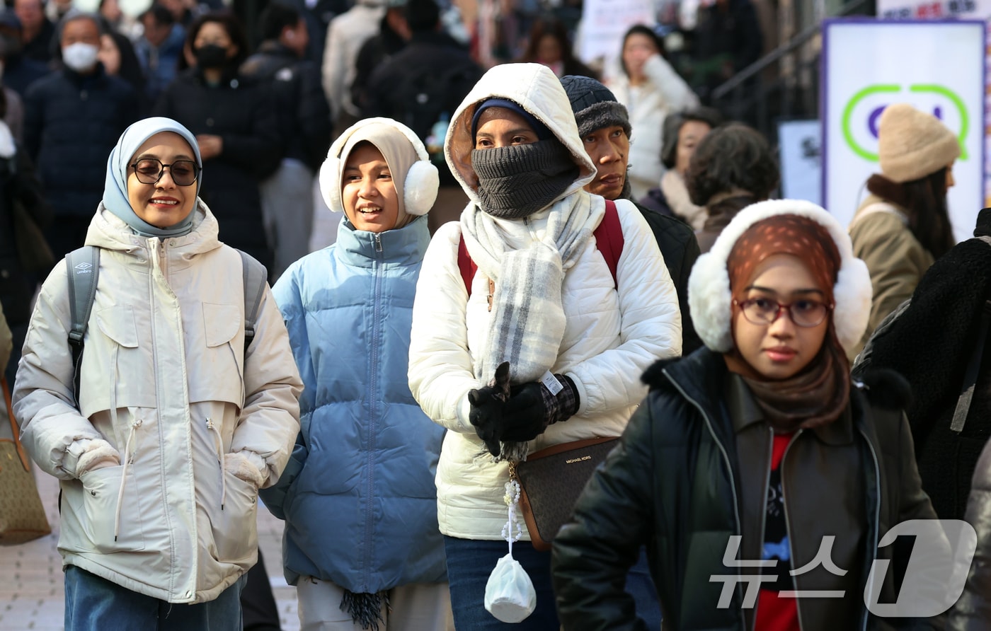 휴일인 21일 서울 명동에서 외국인 관광객들이 추운 날씨속에서 연말을 보내고 있다. 이날 서울 낮기온은 2도를 보였다. 한편 연중 밤의 길이가 가장 긴 동지(冬至)인 22일은 아침 기온이 낮아 쌀쌀하다가 오후부터 평년 기온을 회복한다고 기상청은 예보했다. 2025.12.21/뉴스1 ⓒ News1 김명섭 기자