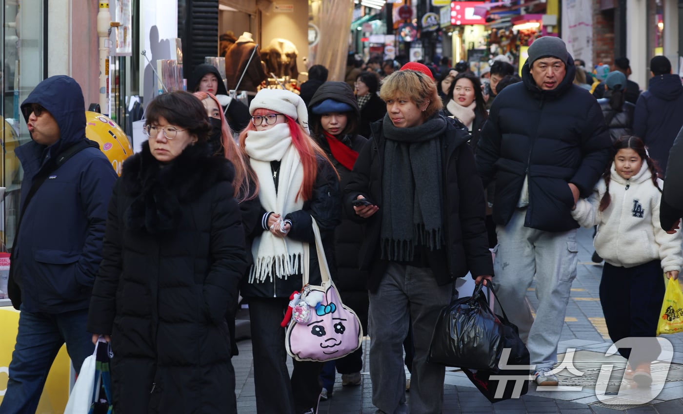 휴일인 21일 서울 명동에서 외국인 관광객들이 추운 날씨속에서 연말을 보내고 있다. 이날 서울 낮기온은 2도를 보였다. 한편 연중 밤의 길이가 가장 긴 동지(冬至)인 22일은 아침 기온이 낮아 쌀쌀하다가 오후부터 평년 기온을 회복한다고 기상청은 예보했다. 2025.12.21/뉴스1 ⓒ News1 김명섭 기자