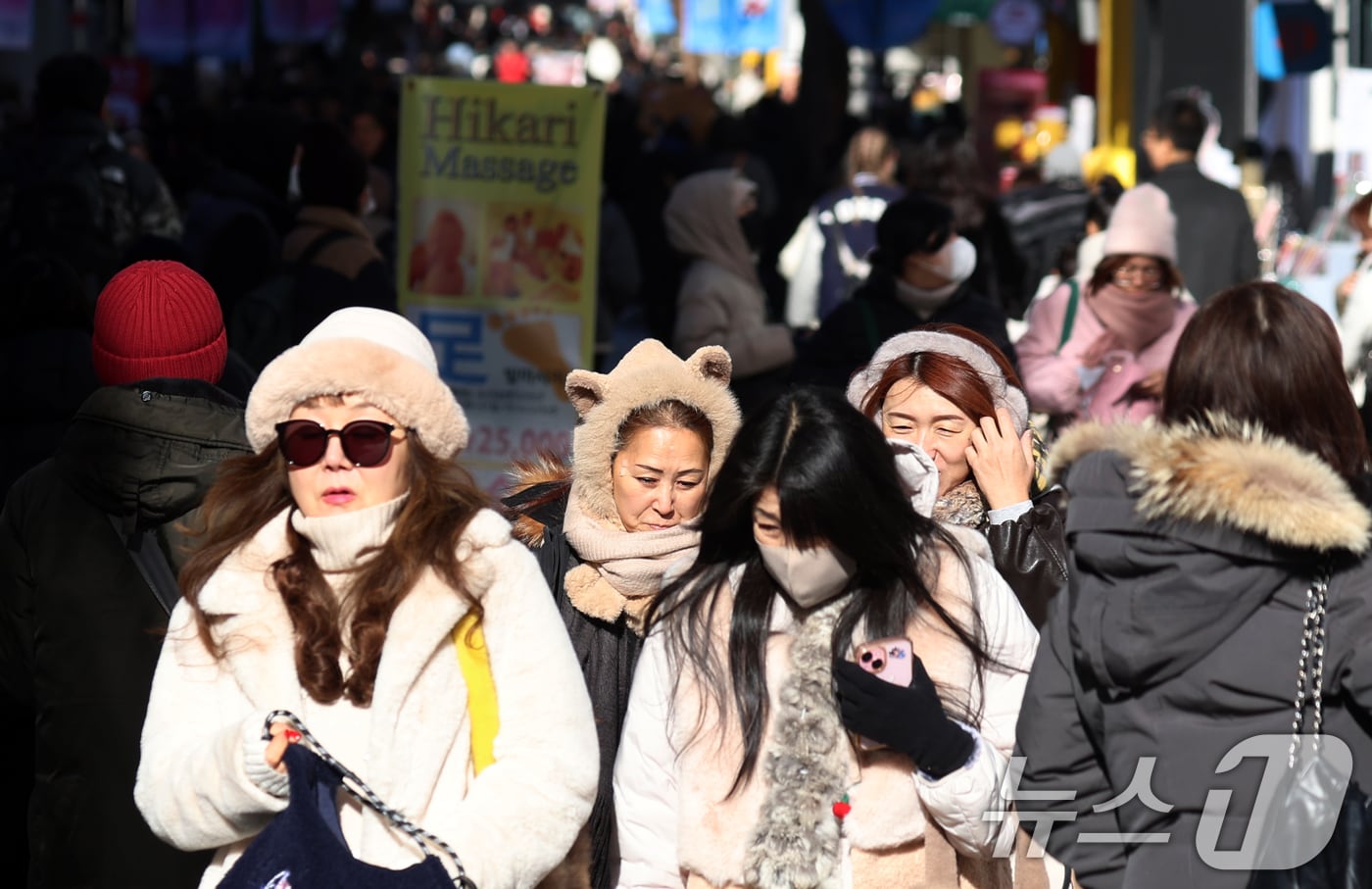 휴일인 21일 서울 명동에서 외국인 관광객들이 추운 날씨속에서 연말을 보내고 있다. 이날 서울 낮기온은 2도를 보였다. 한편 연중 밤의 길이가 가장 긴 동지(冬至)인 22일은 아침 기온이 낮아 쌀쌀하다가 오후부터 평년 기온을 회복한다고 기상청은 예보했다. 2025.12.21/뉴스1 ⓒ News1 김명섭 기자