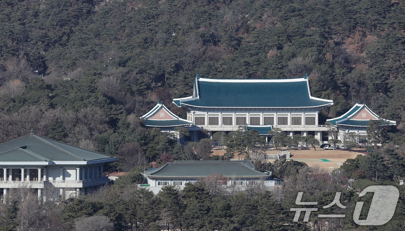 대통령실이 청와대 순차 이전을 진행 중인 21일 서울 종로구 정부서울청사에서 바라본 청와대 모습. 대통령실은 이번 달 말까지 청와대 이전을 마칠 예정이다. 2025.12.21/뉴스1 ⓒ News1 김성진 기자