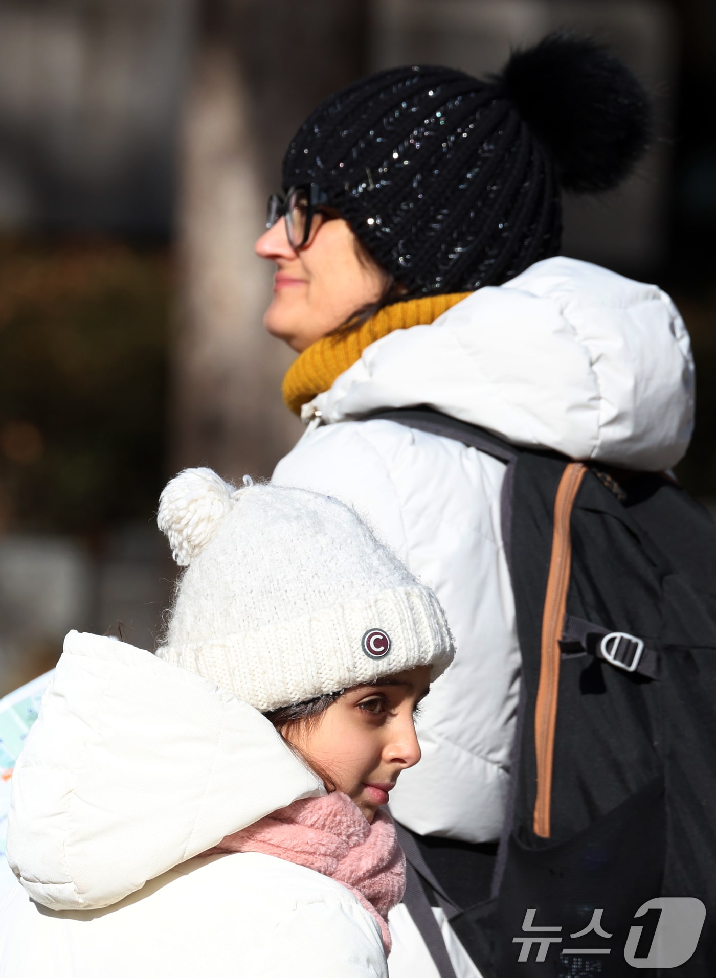 휴일인 21일 서울 종로에서 외국인 관광객들이 추운 날씨속 연말을 보내고 있다.  2025.12.21/뉴스1 ⓒ News1 김명섭 기자