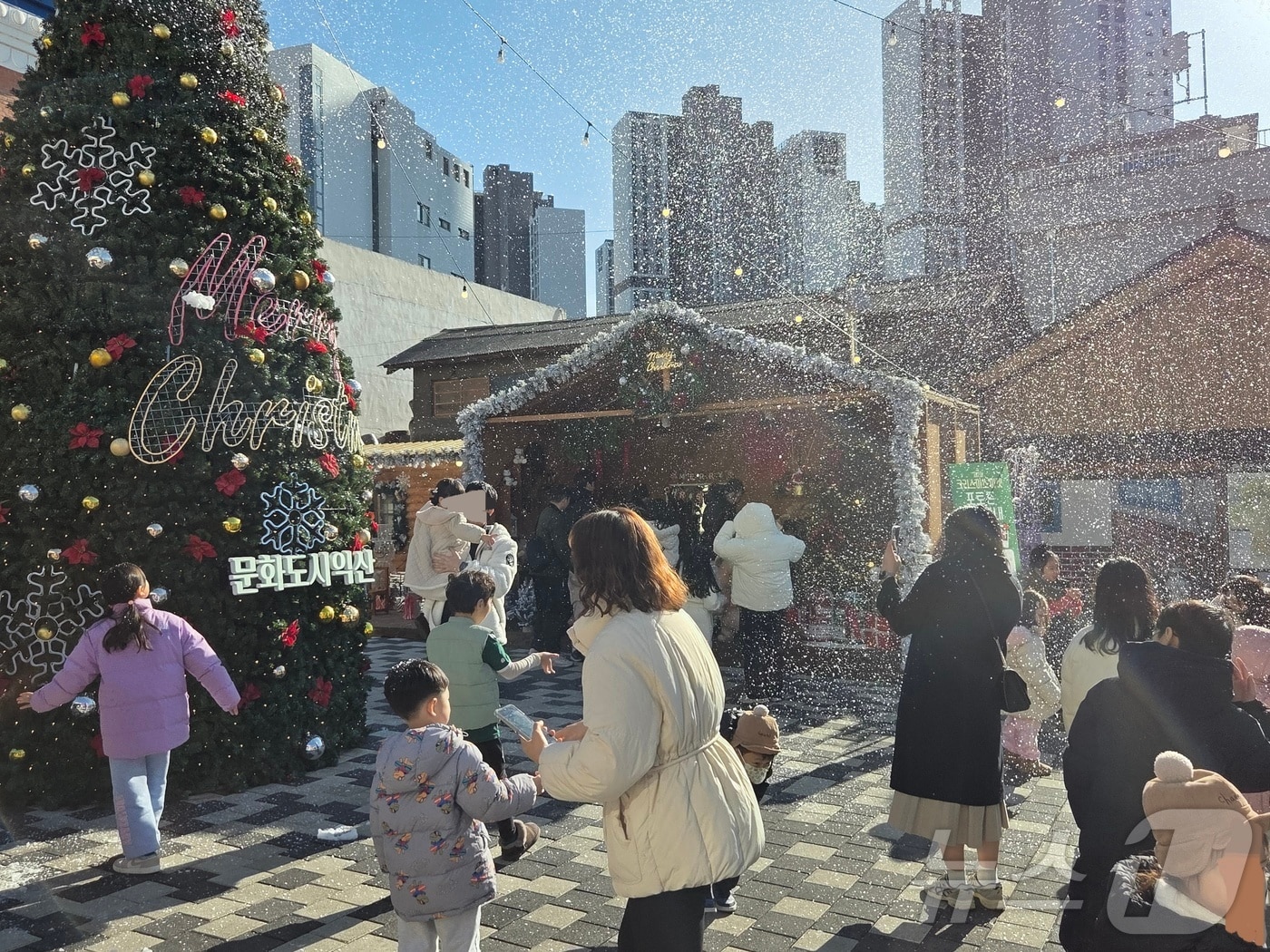 21일 오후 2시께 전북 익산시 중앙동 익산근대역사관 광장에서 진행된 '인공 눈 퍼포먼스'를 시민들이 즐기고 있다.2025.12.21/뉴스1 문채연 기자 ⓒ News1 문채연 기자