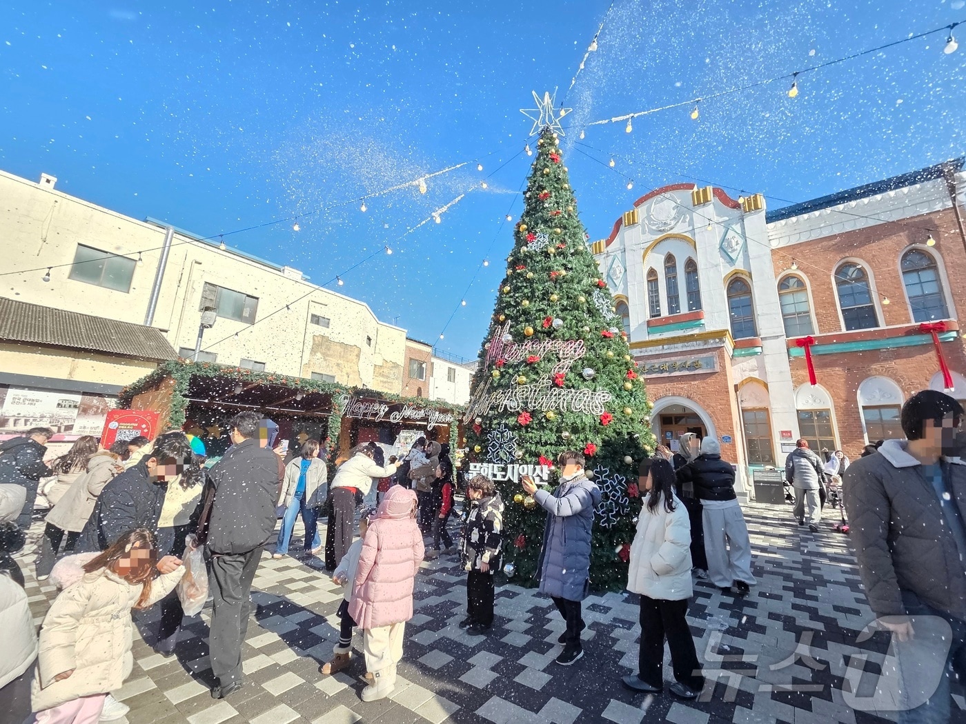 21일 오후 2시께 전북 익산시 중앙동 익산근대역사관 광장에서 진행된 '인공 눈 퍼포먼스'를 시민들이 즐기고 있다.2025.12.21/뉴스1 문채연 기자 ⓒ News1 문채연 기자