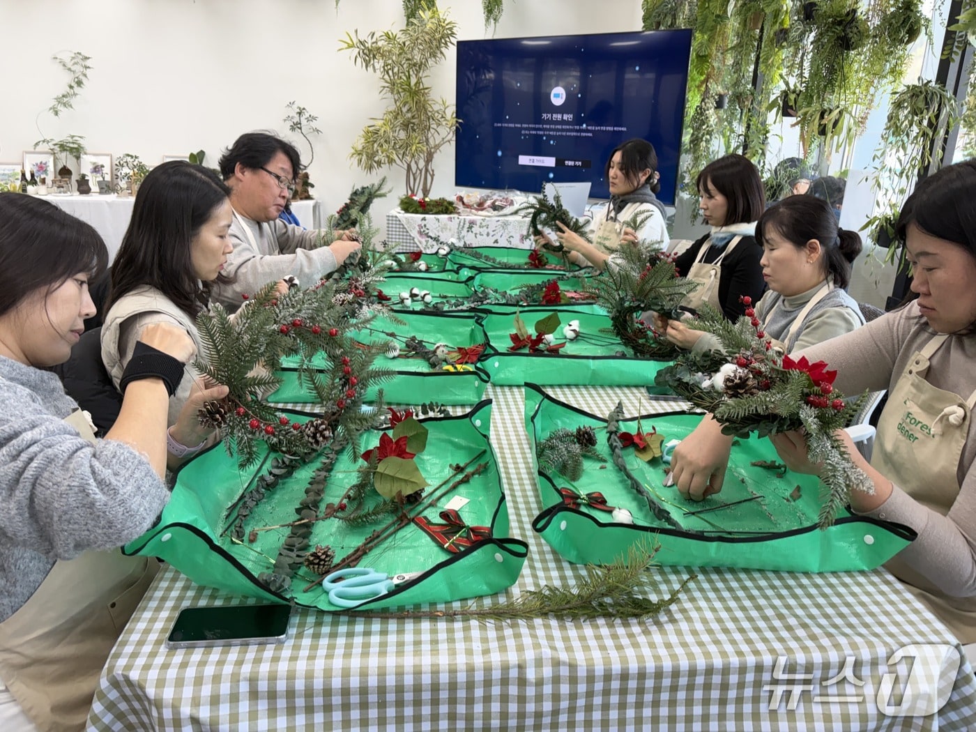 서울시 가드닝 프로그램에 참여하는 시민들 모습